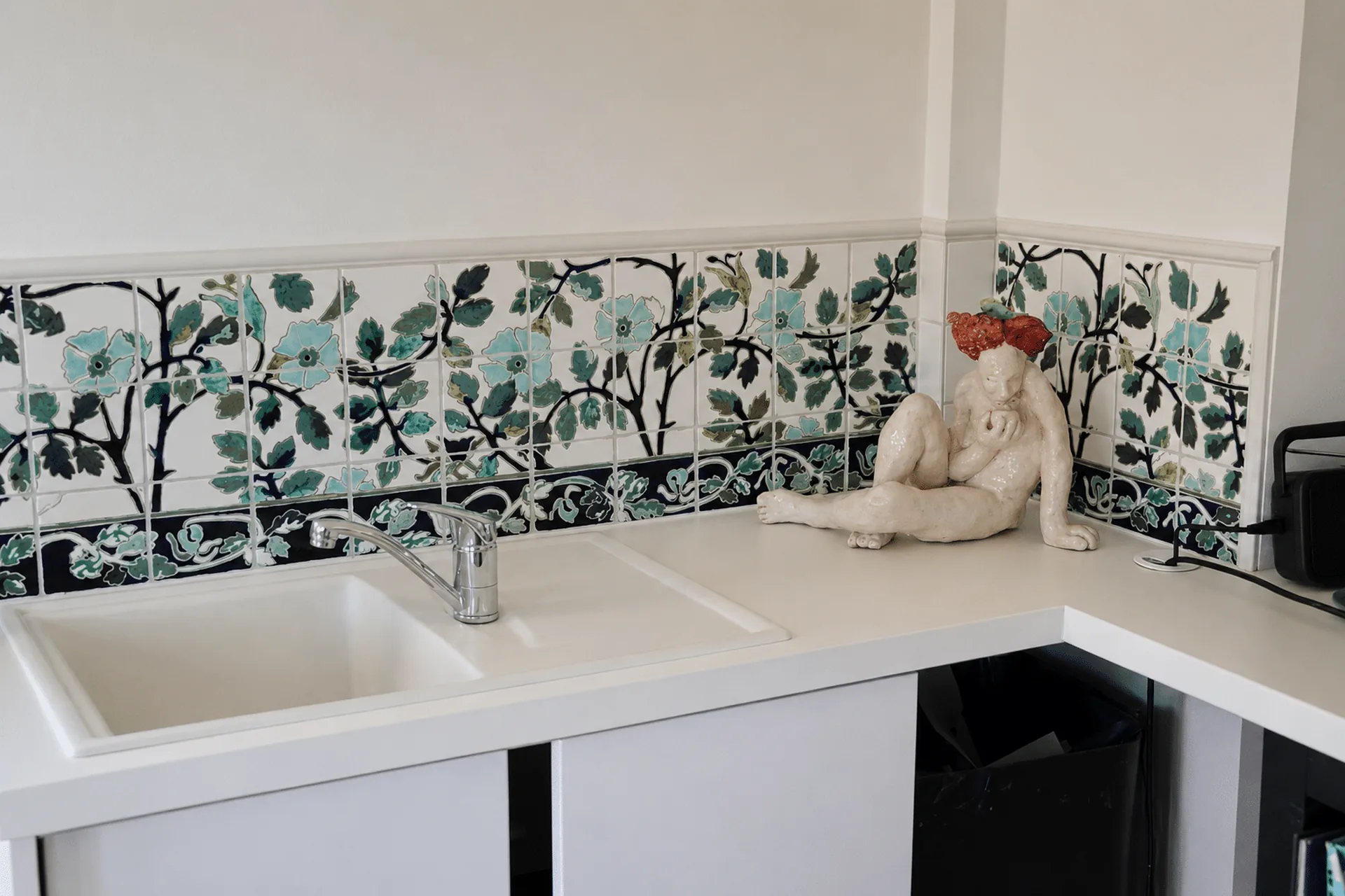 Lavabo en céramique Art Nouveau peint à la main, création sur mesure Laurence Brecher